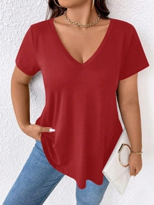 Detail eines ziegelroten Damen-T-Shirts mit V-Ausschnitt aus hochwertigem Strickstoff