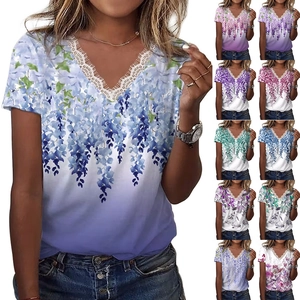 T-shirt col en V pour femmes avec dentelle et imprimé floral glycine en couleurs dégradées