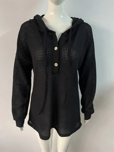 Détail de la maille gaufrée et du col à boutons sur ce sweat à capuche noir