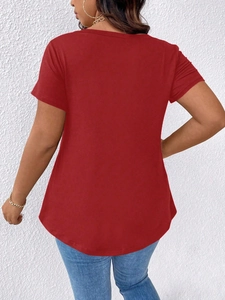 Rückansicht eines tiefroten Kurzarm-T-Shirts mit V-Ausschnitt und geschwungenem Saum