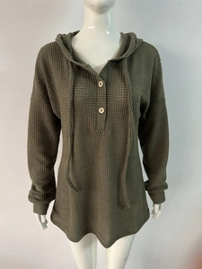 Détails du sweat à capuche en maille gaufre vert foncé avec boutons en bois et cordon