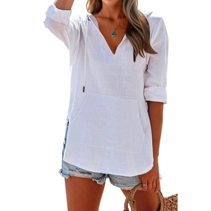Detail der weißen V-Ausschnitt-Chiffonbluse mit Strukturstoff, Kapuze und Tasche