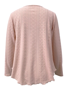 Detail des hellrosa Langarmshirts mit aufwendiger Hohlstickerei und gewelltem Saum