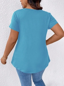 Detailansicht des himmelblauen T-Shirts mit V-Ausschnitt, rundem Saum und weichem Baumwollstoff