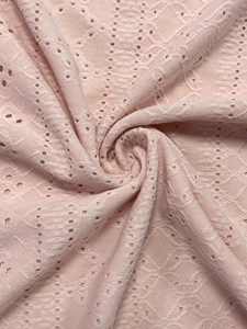 Nahaufnahme von rosa Strickstoff mit Rautenmuster und atmungsaktiver Textur