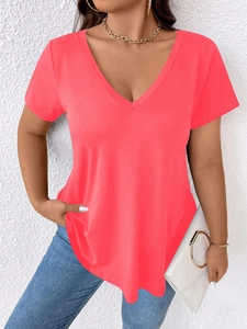 Detailaufnahme des sommerlichen korallenrosa V-Ausschnitt T-Shirts mit Strickstruktur