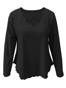 Detailansicht des Wellensaums am V-Ausschnitt und Lochmuster des schwarzen Langarmshirts