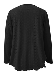Detail des schwarzen Langarmshirts mit aufwendiger geometrischer Spitzenstruktur am Rücken