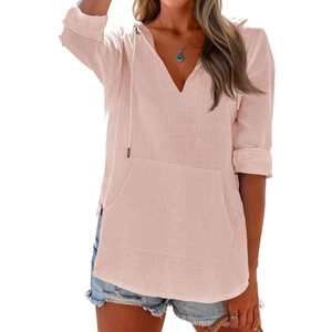 Detail von hellrosa Chiffon-Hoodie mit V-Ausschnitt, Kordelzug und Vordertaschentextur