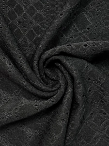 Nahaufnahme von schwarzem, atmungsaktivem Strickstoff mit Rautenmuster und weicher Textur