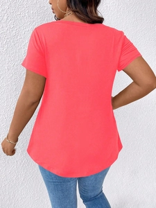 Detailansicht der Rückseite eines leuchtend korallenfarbenen T-Shirts mit V-Ausschnitt