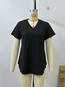 Detailaufnahme des schwarzen V-Ausschnitt T-Shirts aus weichem Baumwollstoff und Slim-Fit-Schnitt