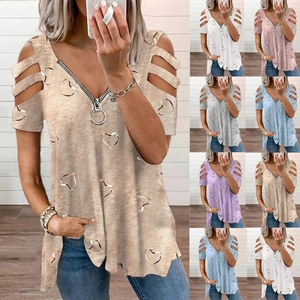 Détail du col en V zippé et des épaules dénudées sur le t-shirt d'été à imprimé cœur