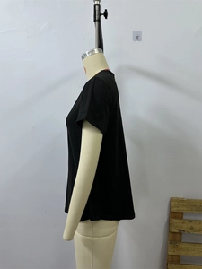 Seitenansicht eines schwarzen Baumwoll-T-Shirts mit klassischem Rundhalsausschnitt auf Torso