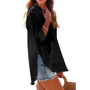 Detailansicht des schwarzen Hoodies mit Waffelstruktur, Seitenschlitzen und Tasche