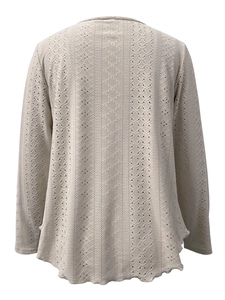 Detail des Wellensaums und der Lochstrickstruktur beim beigefarbenen Jacquard-Top