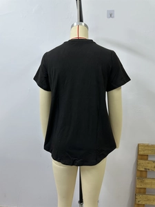 Rückansicht eines klassischen schwarzen kurzärmeligen T-Shirts mit V-Ausschnitt aus Baumwolle