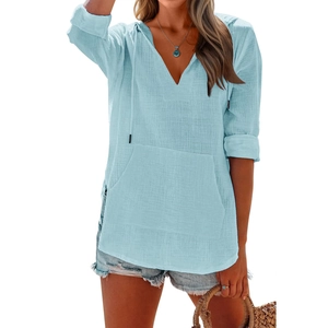 Detailaufnahme des hellblauen Chiffon-Tops mit V-Ausschnitt, Kapuze und Kängurutasche