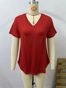Detail des roten Damen T-Shirts mit V-Ausschnitt und abgerundetem Saum auf Mannequin