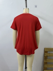 Rückansicht eines lässigen roten Kurzarm-T-Shirts mit V-Ausschnitt und Rundsaum