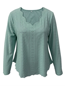 Detail von salbeigrünem Langarmshirt mit gewelltem V-Ausschnitt und Lochstickerei-Struktur