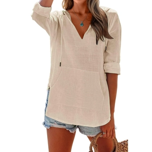 Detail der beigen Chiffon-Bluse mit V-Ausschnitt, Kordelzug und Kängurutasche