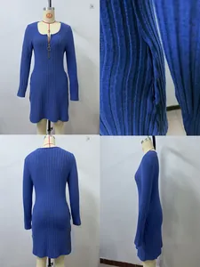 Détails de la robe bleue en maille côtelée avec zip frontal et texture verticale