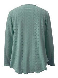 Detailansicht des mintgrünen Langarmshirts mit aufwendiger Waben-Hohlstrickstruktur