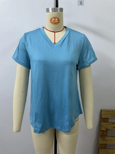 Detail eines himmelblauen V-Ausschnitt T-Shirts am Mannequin mit sauberen Nähten
