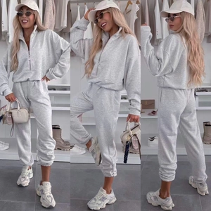 Détail de l'ensemble de jogging gris clair deux pièces avec haut à demi-zip