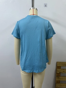 Detailansicht des himmelblauen V-Ausschnitt-T-Shirts mit abgerundetem Saum und Baumwolltextur