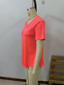 Detailansicht des V-Ausschnitts und des neongrauen Stoffes des Damen-Sommer-T-Shirts