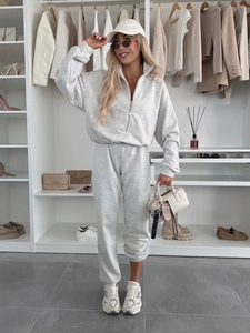 Détail de l'ensemble de survêtement gris clair deux pièces avec sweat à capuche et pantalon