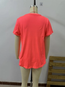 Detailansicht der Rückseite eines neonorangen V-Ausschnitt Kurzarm-T-Shirts für Damen