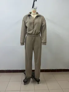 Détail d'un ensemble de jogging kaki avec sweat court à demi-zip et pantalon