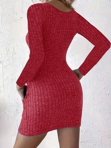 Détail d'une robe en maille côtelée rouge foncé avec poches latérales et coupe ajustée
