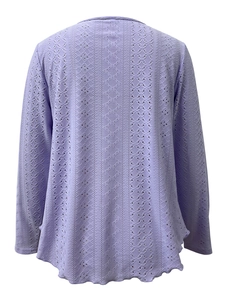 Detail des fliederfarbenen Langarmshirts mit feiner Lochstickerei und Wellensaum-Struktur