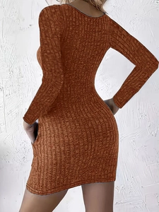 Détail d'une robe en maille côtelée marron caramel avec poches latérales et manches longues