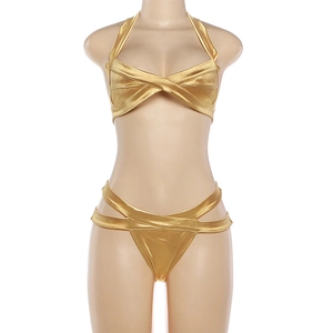 Détail macro du haut de bikini licou doré métallique sexy et de l'ensemble bikini string