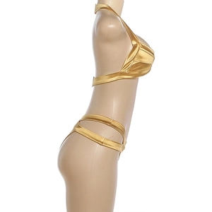 Vue latérale d'un ensemble bikini doré brillant avec haut licou et bas ajouré sur mannequin