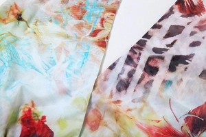 Dettaglio di tessuto mesh floreale e leopardato con fiori rossi su base bianca