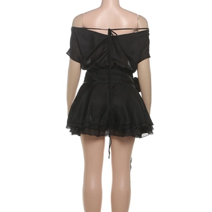 Vue détaillée du laçage au dos et de la jupe à plusieurs niveaux de la robe noire chic