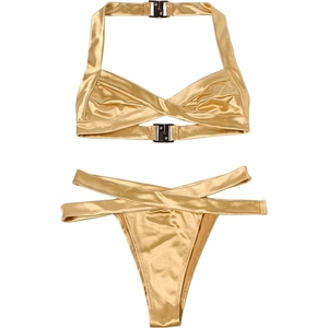 Détail du bikini doré avec haut à boucle et bas échancré à lanières latérales