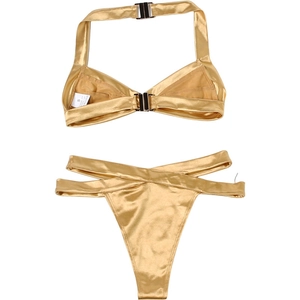 Détail à plat d'un ensemble bikini doré métallisé avec taille haute croisée