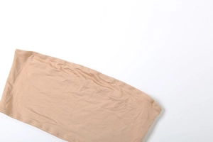 Détail macro du soutien-gorge bandeau sans bretelles chair avec bordures élastiques
