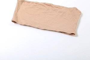 Gros plan d'un bandeau élastique chair montrant les coutures fines et la texture du tissu