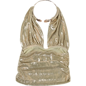 Dettaglio del top dorato a lupetto con anello metallico e design a pieghe drappeggiate