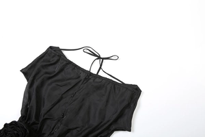 Détail du décolleté noir avec bretelles dos nu et boutons fins sur la robe à fleurs