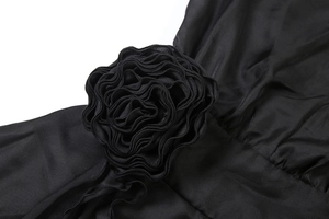 Détail de la fleur de rose en tissu 3D sur cette élégante robe courte noire à fleurs