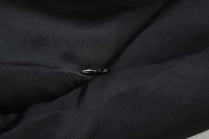 Détail du tissu noir en gros plan avec une fermeture à glissière invisible de qualité
